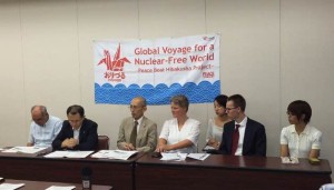 Overlevende Horie Soh  (derde van links) vertelt over de verschrikkelijke gevolgen van de kernbom